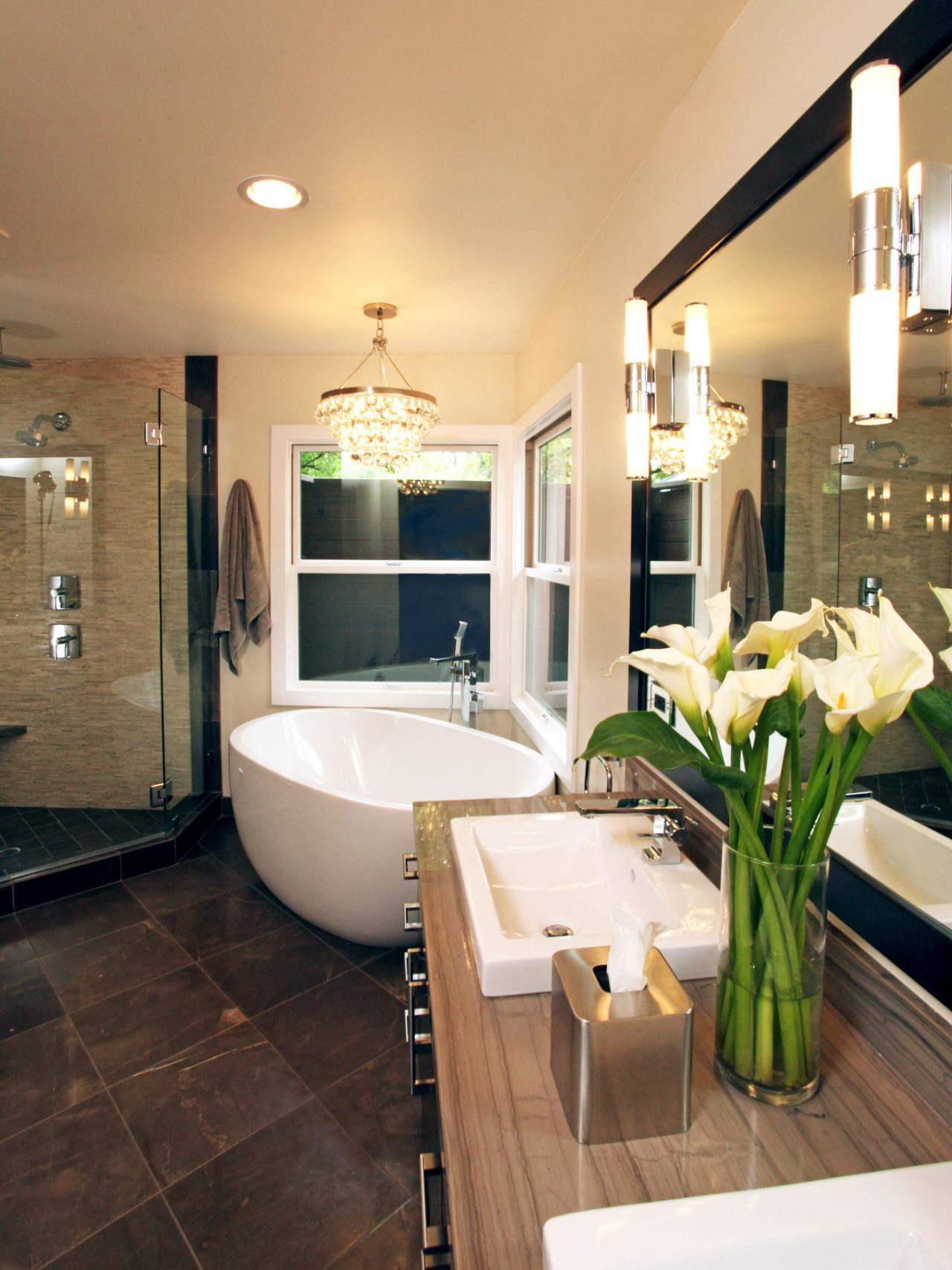 Bathroom Decor Pictures
 20 Luxurious Bathrooms with Elegant Chandelier Lighting
