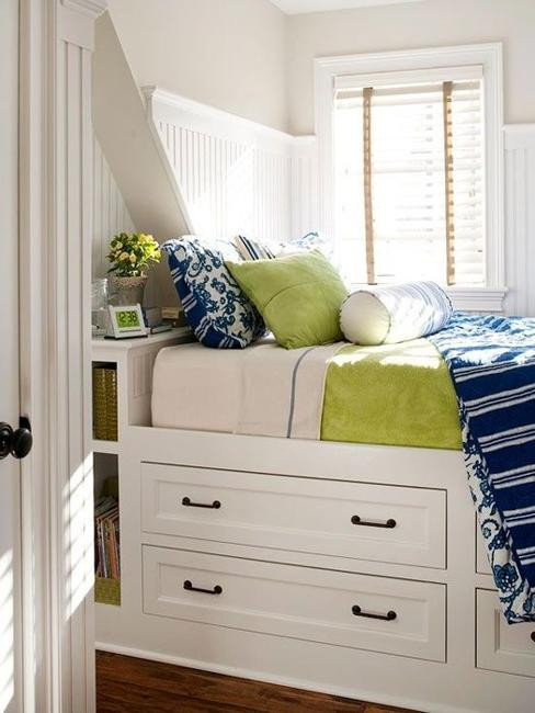 Bedroom Sets For Small Rooms
 22 Small Bedroom Designs Home Staging Tips to Maximize