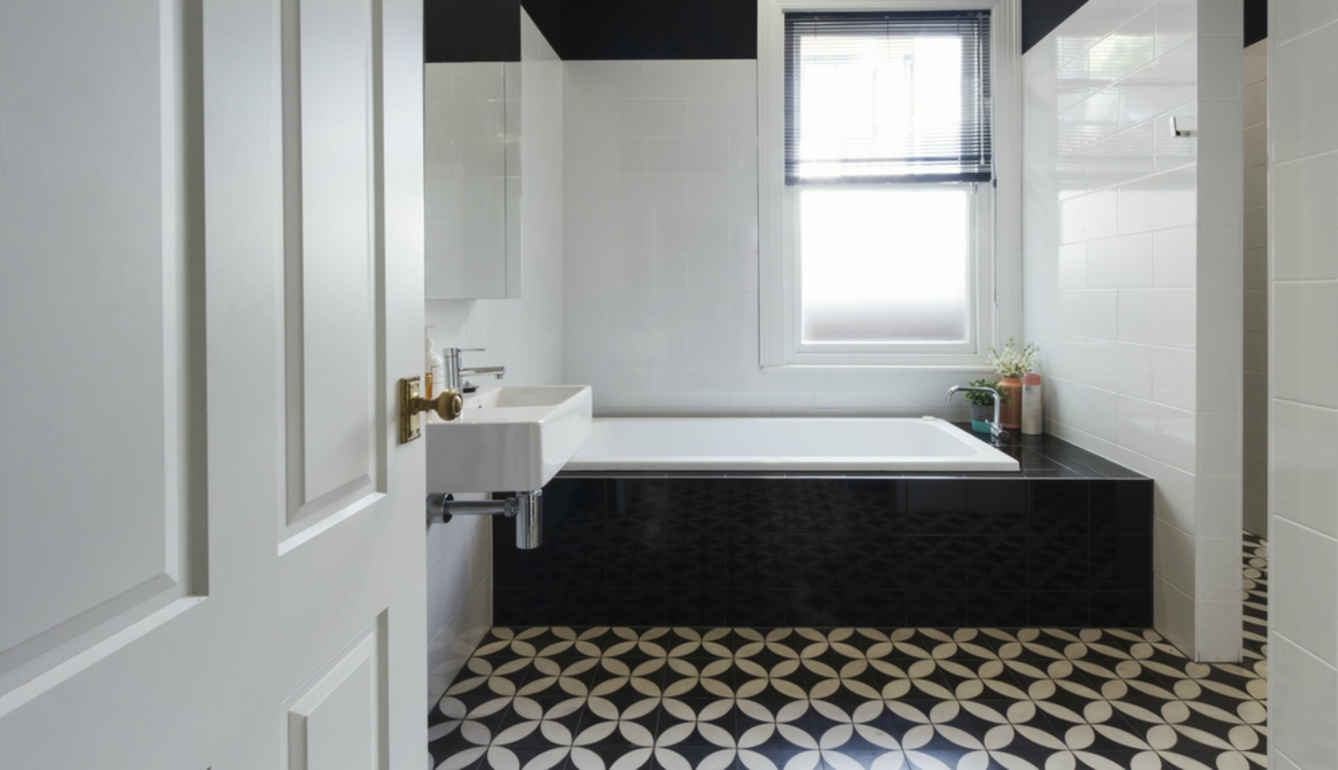 Black And White Tile Bathroom
 Bathrooms with Black and White Patterned Floor Tiles