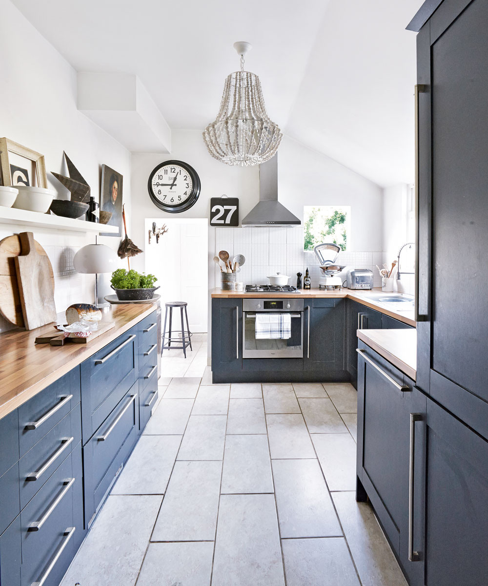 Blue White Kitchen
 Navy kitchen ideas – Navy blue kitchens that look cool and