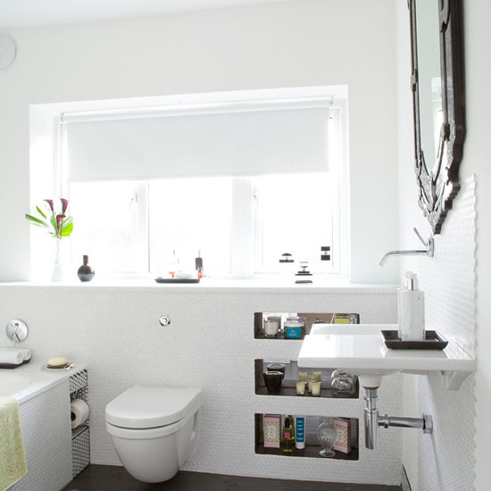 Bright Bathroom Lights
 Be inspired by this light and bright bathroom makeover
