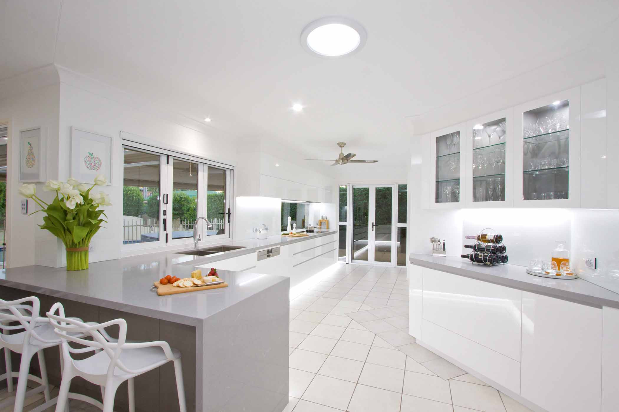 Bright Kitchen Lighting
 Light and bright kitchen design pletehome