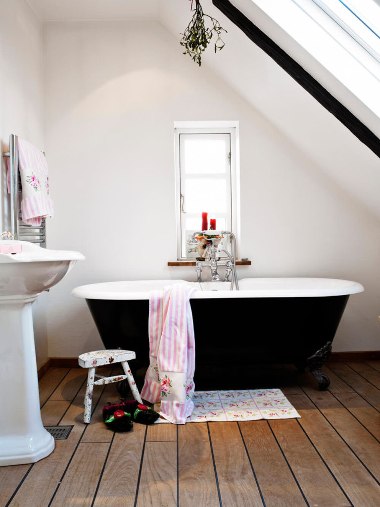 Clawfoot Tub In Small Bathroom
 27 Relaxing Bathrooms Featuring Elegant Clawfoot Tubs