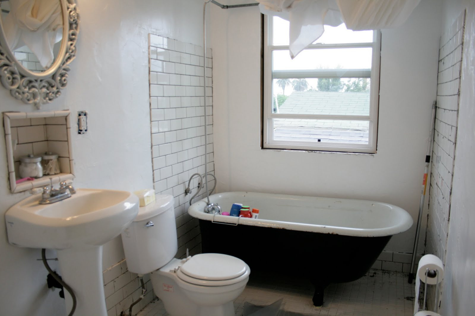 Clawfoot Tub In Small Bathroom
 Bathroom Tub For Small Bathrooms With Shower bo