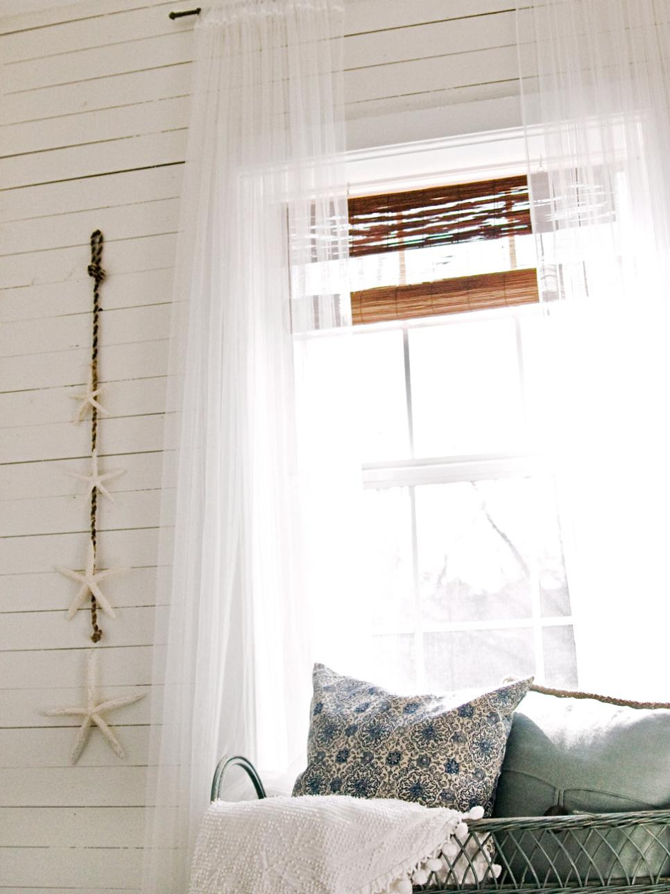 Curtain For Small Bedroom Window
 Decorating Small Bedrooms Dos & Don ts