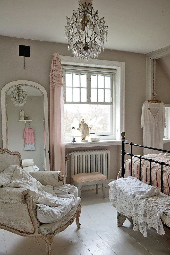 French Bedroom Decor
 Mastering Your French Country Decorating in 10 Steps