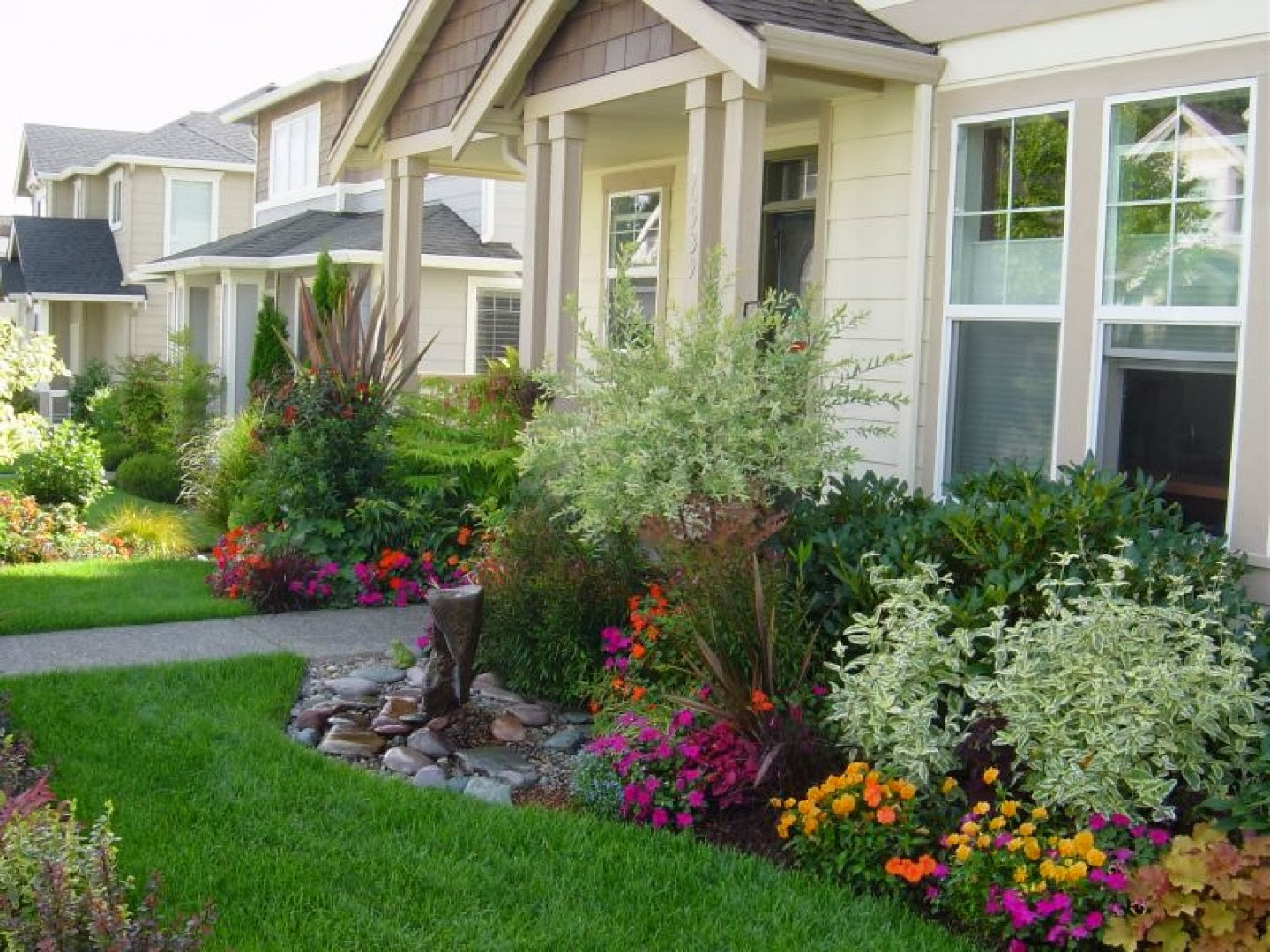 Frontyard Landscape Pictures
 Gardening and Landscaping Front Yard Landscaping