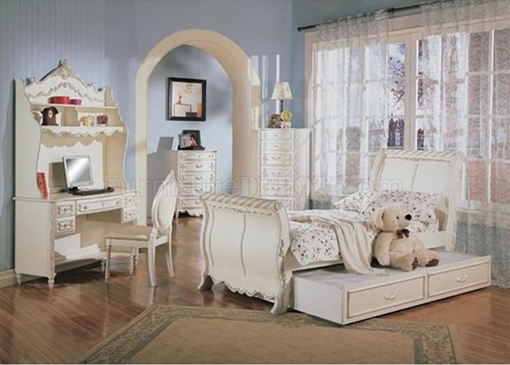 Girls White Bedroom Furniture Set
 Classic Pearl White Girl s Bedroom Set w Carved Details