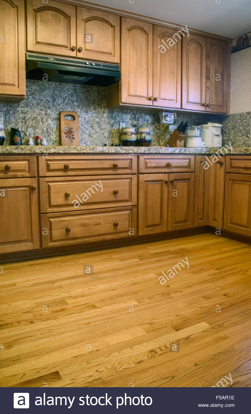 Kitchen Backsplash With Oak Cabinets
 Kitchen with oak cabinets & wood floor and granite