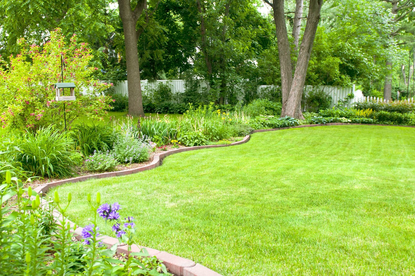 Landscape Edging Stone
 10 Edging Ideas for Flower Beds Gardens and Landscaping