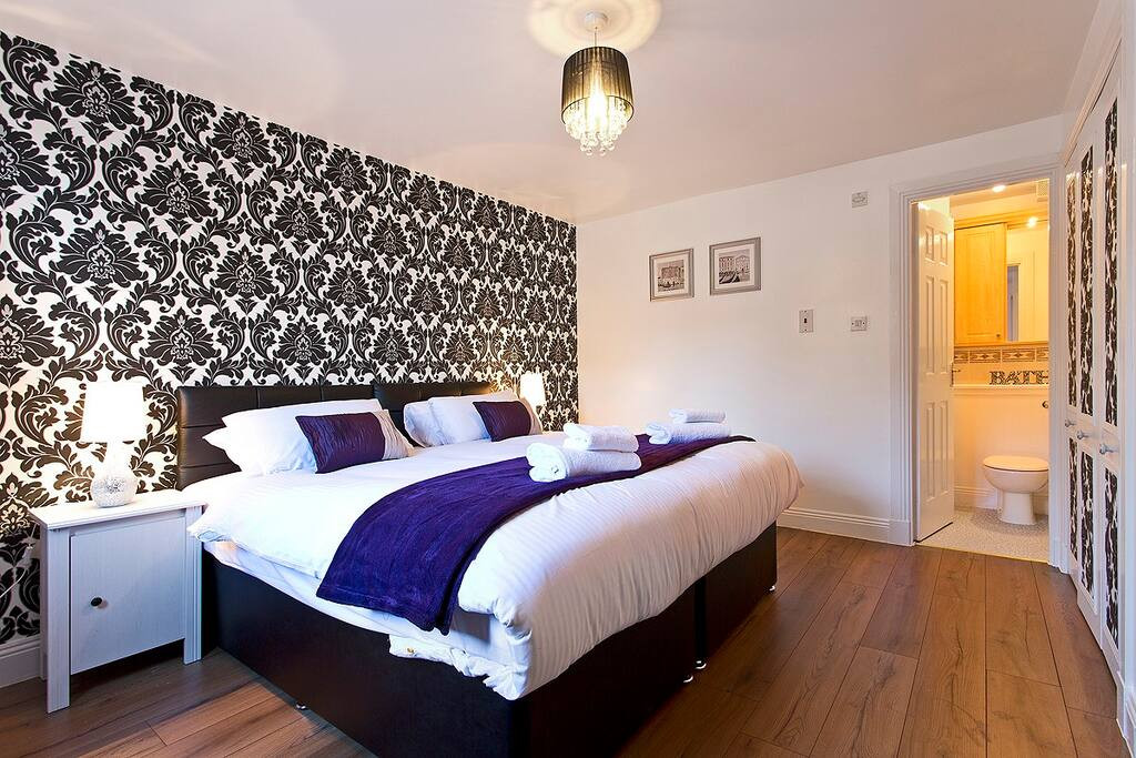 Master Bedroom Key House Party
 MODERN 3 BED CITY CENTRE sleeps 8 Apartments for Rent