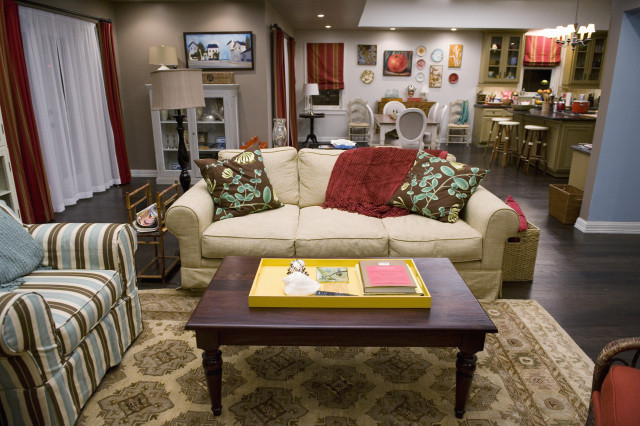 Modern Family Living Room
 Decorate Your Home In Modern Family Style Phil And Claire