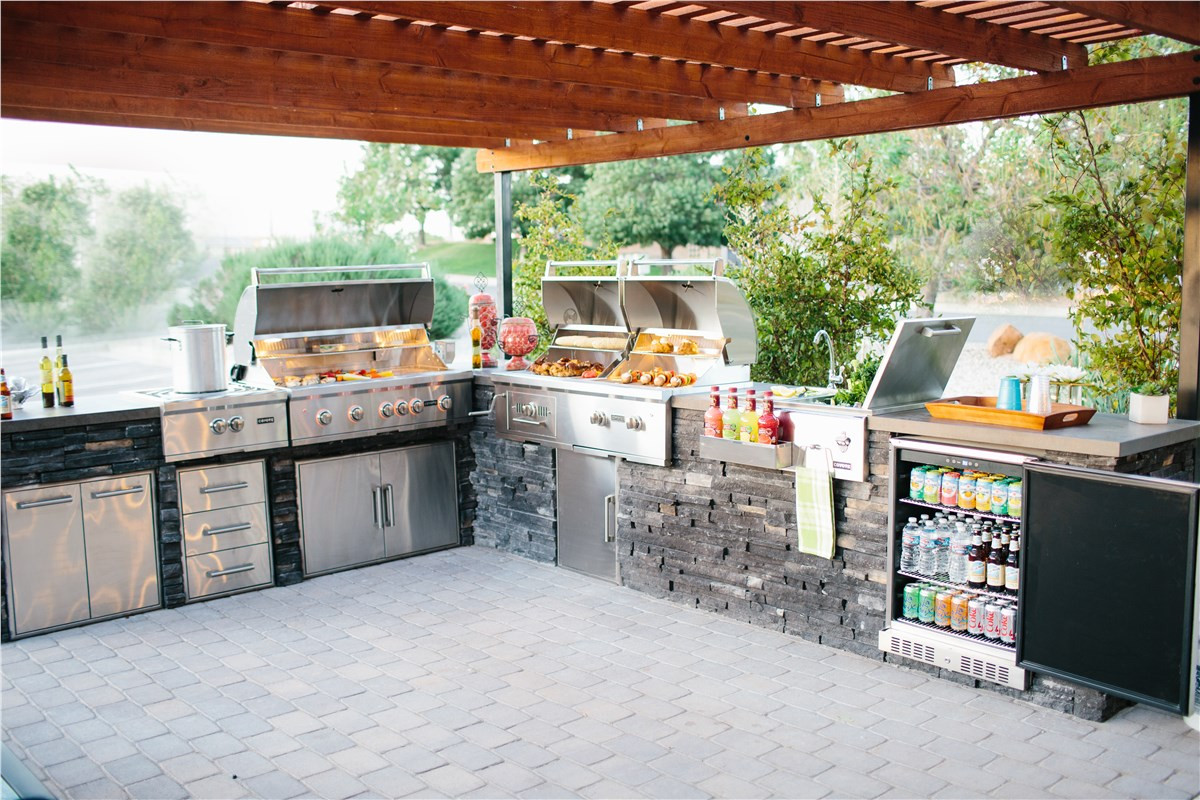 20 Perfect Examples Of Stylish Outdoor Kitchen Layout - Home Decoration ...