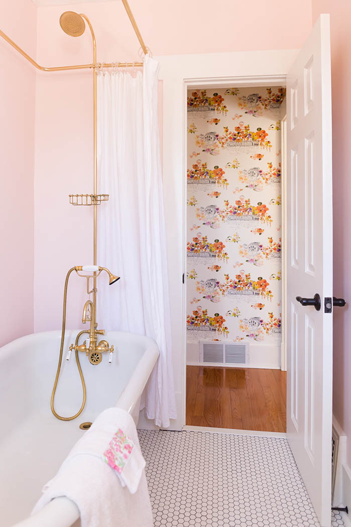 Pink Bathroom Decor
 6 Ways To Decorate With Pink in the Bathroom