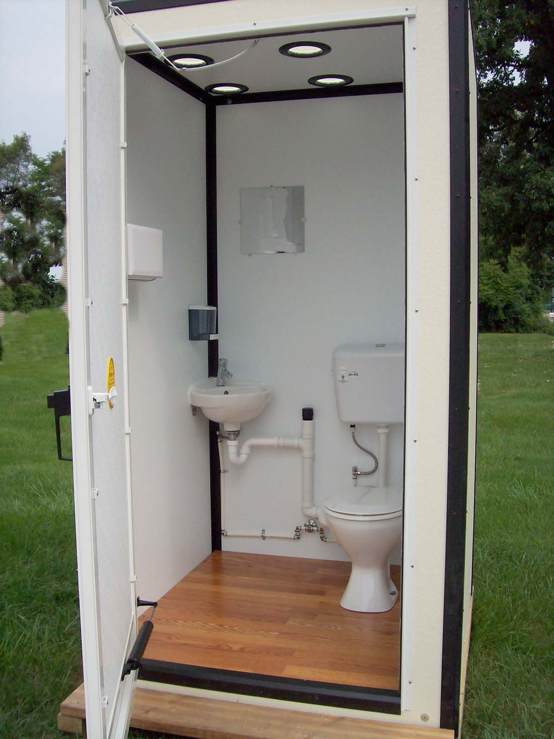 Portable Bathroom With Shower
 Flushable Porta Potties An Ideal Restroom Option