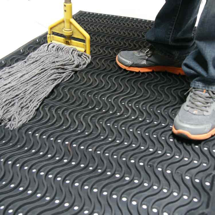 Rubber Flooring For Kitchen
 Kitchen Rubber Mats—5 Restaurant Areas that Need Protection