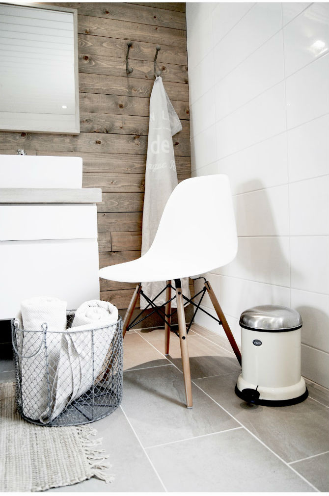 Small Bathroom Chair
 How to decorate a small bathroom with a white chair