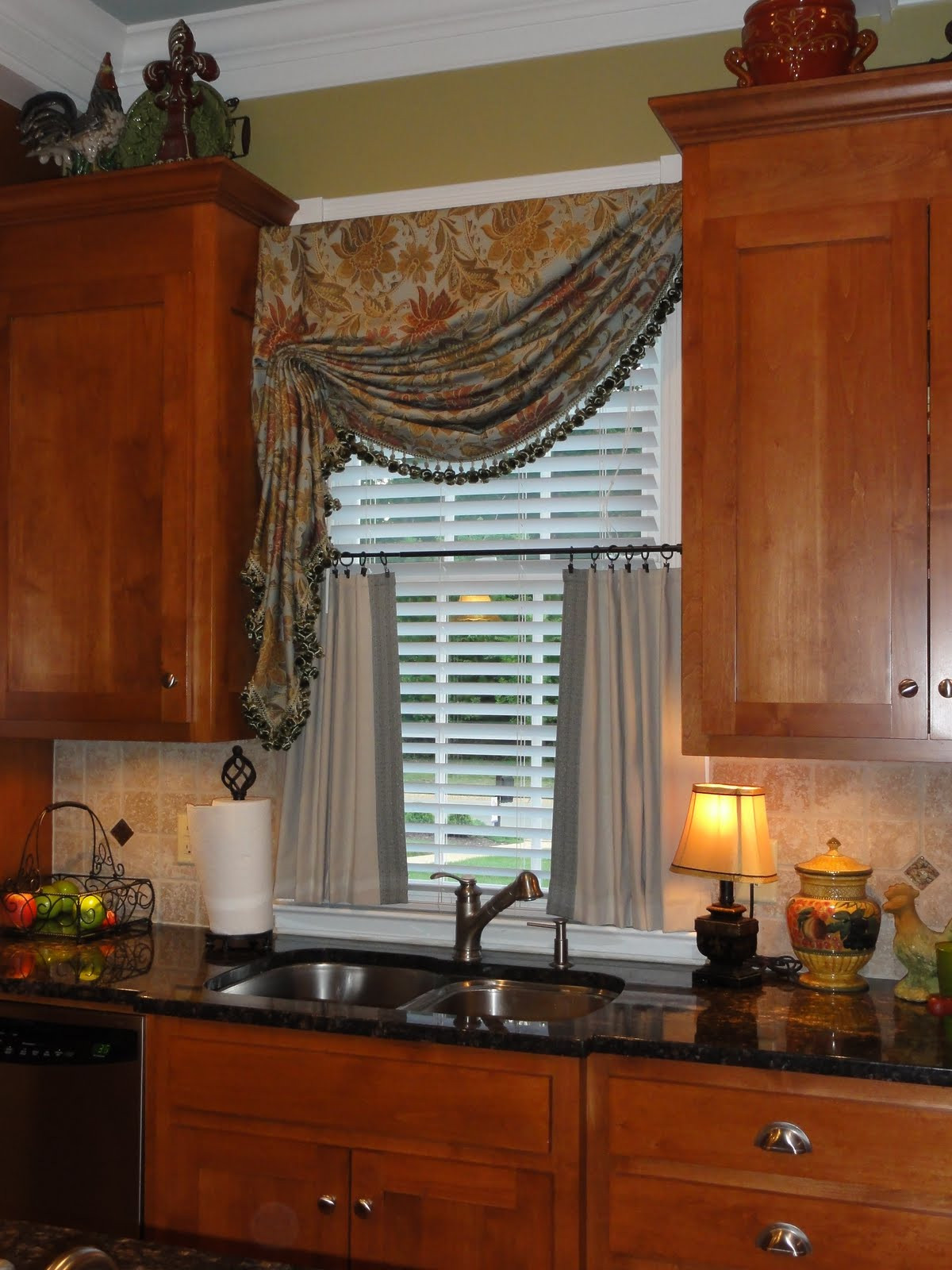 Small Kitchen Windows
 Window Treatments for Small Windows in Kitchen – HomesFeed