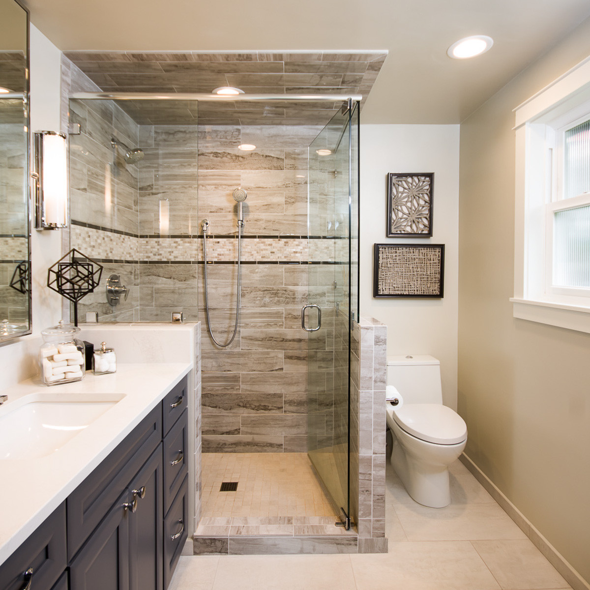Small Master Bathroom Layout
 Luxurious and Spacious Master Bathroom on a small