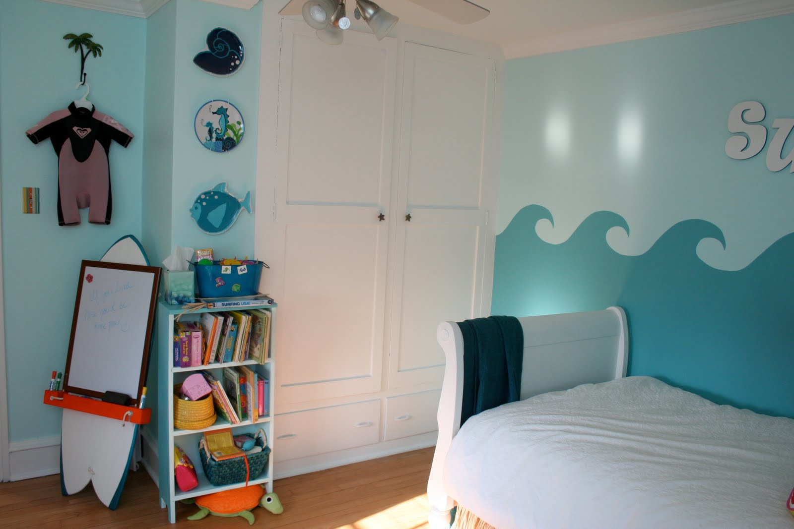 Surf Bedroom Decor
 Little Girl s Surfer Room Design Dazzle