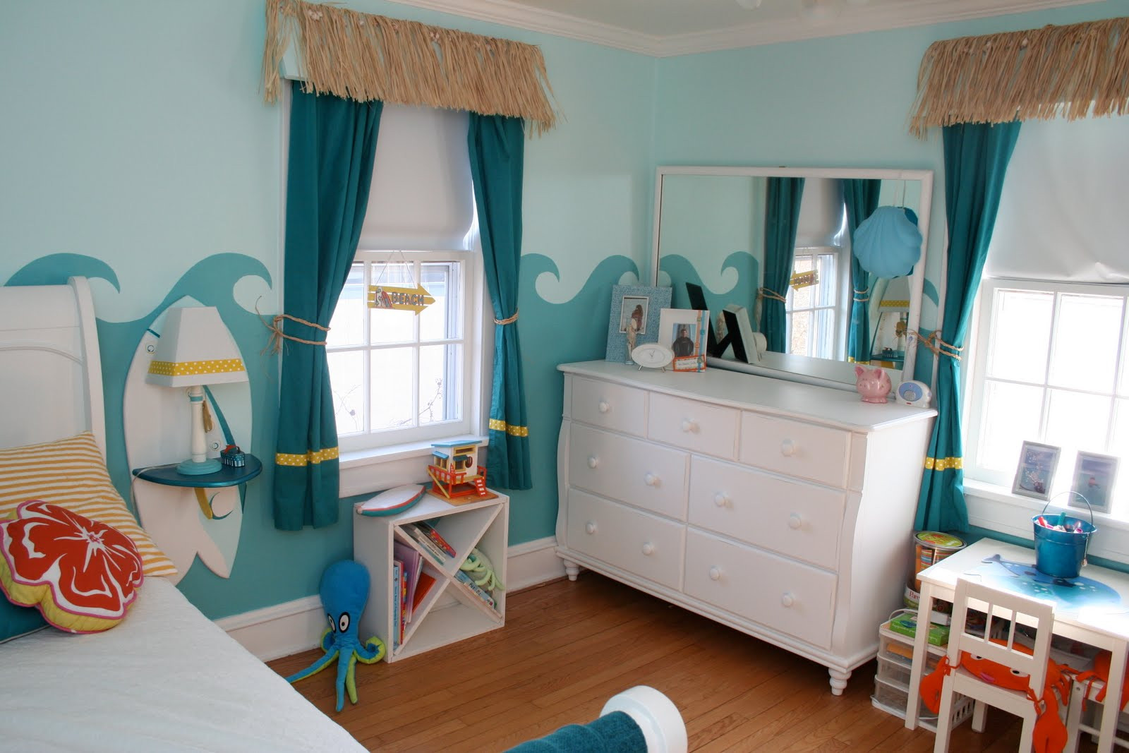 Surf Bedroom Decor
 Little Girl s Surfer Room Design Dazzle