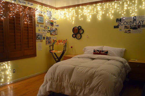 White Christmas Lights In Bedroom
 Lightshare Twinkling Holiday Light Ideas for the Cozy Bedroom