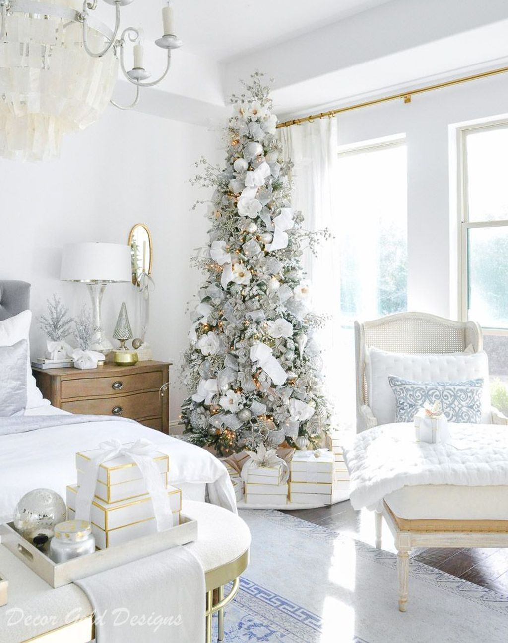 White Christmas Lights In Bedroom
 Lovely White Christmas Theme Bedroom Decoration Ideas