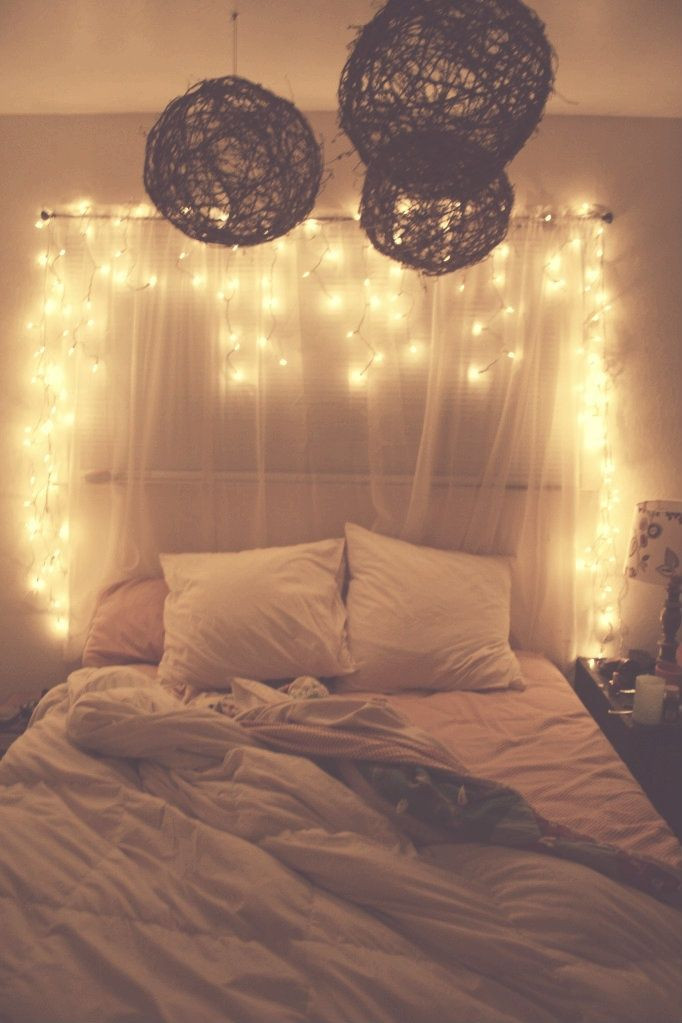 White Christmas Lights In Bedroom
 45 Ideas To Hang Christmas Lights In A Bedroom